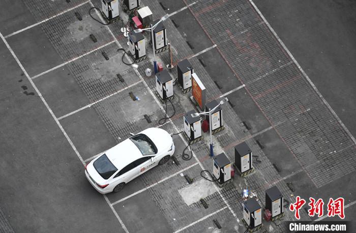 資料圖:重慶大渡口一停車場(chǎng)內(nèi),車輛正在充電樁處進(jìn)行充電。<a target='_blank' href='/'>中新社</a>記者 陳超 攝 資料圖:重慶大渡口一停車場(chǎng)內(nèi),車輛正在充電樁處進(jìn)行充電。<a target='_blank' href='/'>中新社</a>記者 陳超 攝